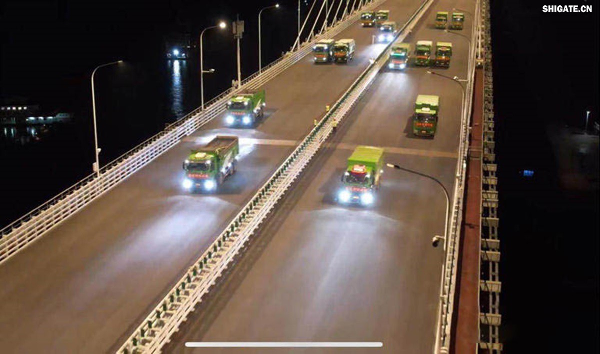 6月16日22時，世界最大跨度斜拉橋——常泰長江大橋燈火通明，車聲轟鳴，一場通車前的“極限挑戰(zhàn)”正緊張進行。30輛總重達1200噸的四軸加載車，分批列隊駛上橋面預先劃定的?？奎c，并由提前布置在橋梁各關(guān)鍵部位的869個傳感器開展實時監(jiān)測，采集測試數(shù)據(jù)。由此，大橋跨江公鐵合建段主橋橋梁荷載試驗全面啟動。    AA1GQ79M.jpg    這次荷載試驗覆蓋范圍具體包括1座主跨1208米斜拉橋、2座主跨388米鋼桁拱專用航道橋、1座非通航道孔橋以及南北兩座引橋，共設計119個靜載工況和111個動載工況。其中，最大對稱靜力加載工況將動用110輛四軸加載車，總重達4400噸。試驗將持續(xù)一周，分五個階段進行。試驗首日在錄安洲非通航孔橋和常州側(cè)公鐵合建段引橋?qū)嵤? 常泰長江大橋是連通常州與泰興的跨江通道，是長江上首座集高速公路、城際鐵路和普通公路三種功能于一體的雙層復合型橋梁，計劃于今年年內(nèi)基本建成。它的上層為雙向六車道高速公路，下層為雙線城際鐵路和普通公路。如此復雜的結(jié)構(gòu)，如何確保它在未來百年服役中安全可靠？答案就藏在荷載試驗中。    AA1GQduQ.jpg    荷載試驗堪稱橋梁通車前的“綜合大考”，是確保橋梁安全運營的“體檢報告”。江蘇省交通工程建設局常泰長江大橋建設指揮部現(xiàn)場常務副指揮長夏鵬飛介紹，“荷載試驗是檢測橋梁結(jié)構(gòu)安全和承載能力的重要手段，通過科學的加載測試和數(shù)據(jù)采集分析，驗證實際成橋狀態(tài)與理論設計的鍥合度，確保常泰長江大橋運營安全?！笨紤]到大橋主體采用鋼結(jié)構(gòu)和鋼-混凝土組合結(jié)構(gòu)，為最大限度減少晝夜溫差對測試數(shù)據(jù)的影響，所有試驗均安排在夜間實施。  通過一系列科學嚴謹?shù)暮奢d測試，這座世界級多功能大橋的實際性能將得到充分檢驗，為常泰長江大橋后續(xù)安全通車運營提供至關(guān)重要的數(shù)據(jù)支撐。