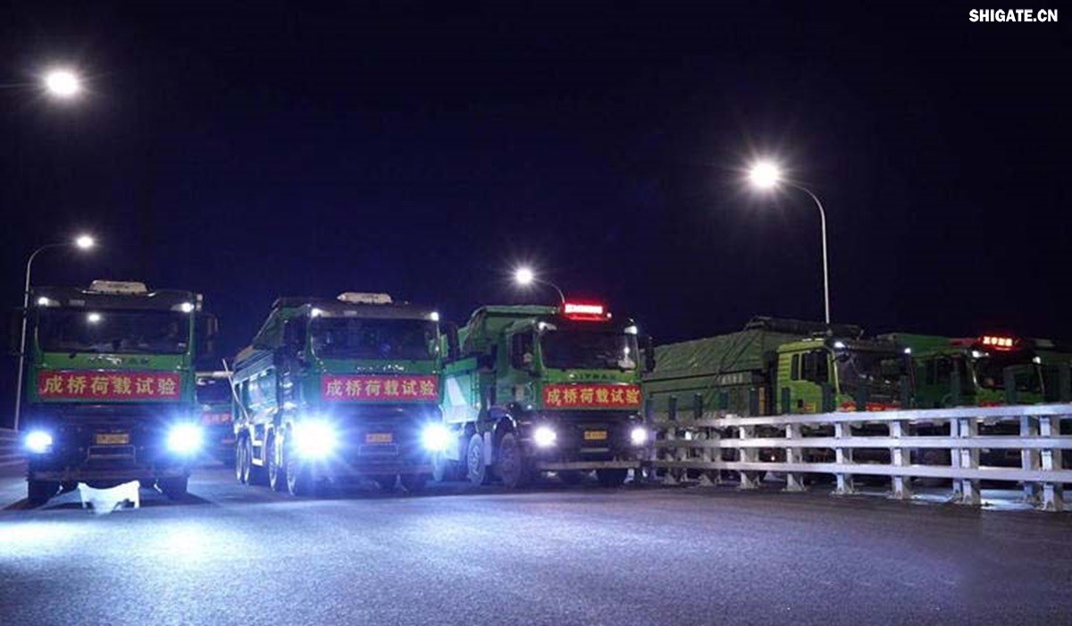 6月16日22時，世界最大跨度斜拉橋——常泰長江大橋燈火通明，車聲轟鳴，一場通車前的“極限挑戰(zhàn)”正緊張進行。30輛總重達1200噸的四軸加載車，分批列隊駛上橋面預先劃定的?？奎c，并由提前布置在橋梁各關(guān)鍵部位的869個傳感器開展實時監(jiān)測，采集測試數(shù)據(jù)。由此，大橋跨江公鐵合建段主橋橋梁荷載試驗全面啟動。    AA1GQ79M.jpg    這次荷載試驗覆蓋范圍具體包括1座主跨1208米斜拉橋、2座主跨388米鋼桁拱專用航道橋、1座非通航道孔橋以及南北兩座引橋，共設計119個靜載工況和111個動載工況。其中，最大對稱靜力加載工況將動用110輛四軸加載車，總重達4400噸。試驗將持續(xù)一周，分五個階段進行。試驗首日在錄安洲非通航孔橋和常州側(cè)公鐵合建段引橋?qū)嵤? 常泰長江大橋是連通常州與泰興的跨江通道，是長江上首座集高速公路、城際鐵路和普通公路三種功能于一體的雙層復合型橋梁，計劃于今年年內(nèi)基本建成。它的上層為雙向六車道高速公路，下層為雙線城際鐵路和普通公路。如此復雜的結(jié)構(gòu)，如何確保它在未來百年服役中安全可靠？答案就藏在荷載試驗中。    AA1GQduQ.jpg    荷載試驗堪稱橋梁通車前的“綜合大考”，是確保橋梁安全運營的“體檢報告”。江蘇省交通工程建設局常泰長江大橋建設指揮部現(xiàn)場常務副指揮長夏鵬飛介紹，“荷載試驗是檢測橋梁結(jié)構(gòu)安全和承載能力的重要手段，通過科學的加載測試和數(shù)據(jù)采集分析，驗證實際成橋狀態(tài)與理論設計的鍥合度，確保常泰長江大橋運營安全?！笨紤]到大橋主體采用鋼結(jié)構(gòu)和鋼-混凝土組合結(jié)構(gòu)，為最大限度減少晝夜溫差對測試數(shù)據(jù)的影響，所有試驗均安排在夜間實施。  通過一系列科學嚴謹?shù)暮奢d測試，這座世界級多功能大橋的實際性能將得到充分檢驗，為常泰長江大橋后續(xù)安全通車運營提供至關(guān)重要的數(shù)據(jù)支撐。